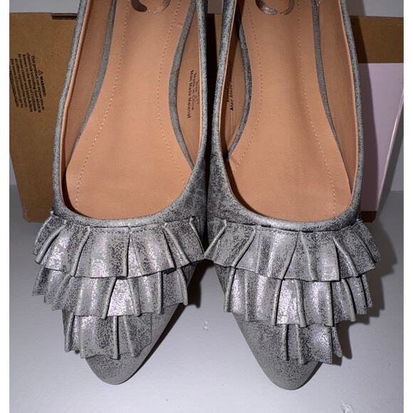 Journee Collection Judy Pewter Ruffle Pointed Toe Flats Women’s Size 8.5 NEW BOX - Picture 8 of 10